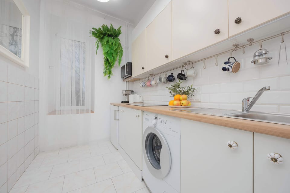 Modern, fully equipped kitchenette. 