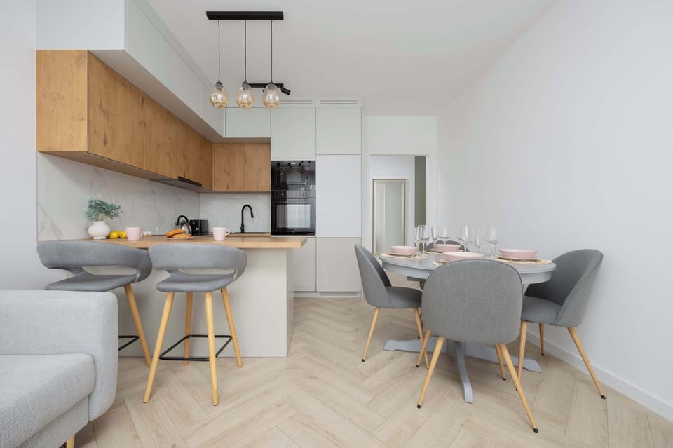 The smart layout connecting the kitchen and living area offers both space and functionality.