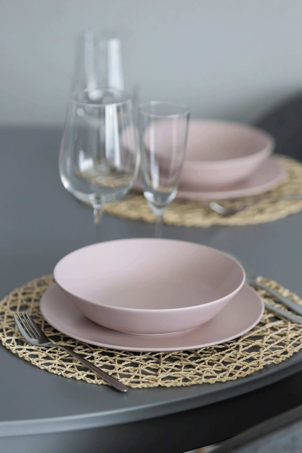 A subtly arranged dish set adds elegance and style to the interior.