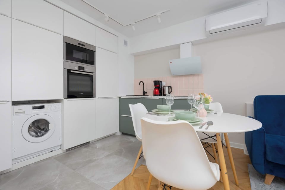Bright kitchen fronts and a built-in washing machine make the space particularly convenient for longer stays.