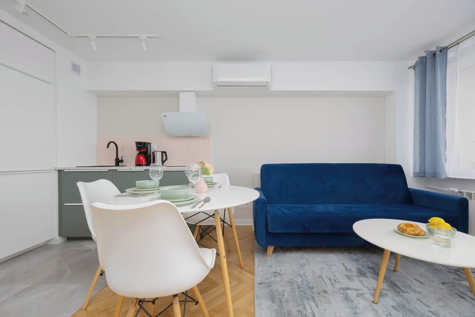 The living area impresses with its coziness and functionality, seamlessly blending dining and relaxation zones.