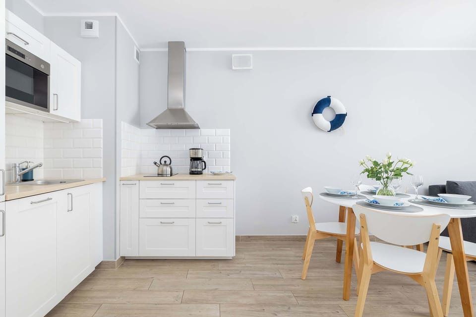 Functional dining area located next to the practically equipped kitchenette with kettle and induction hob.