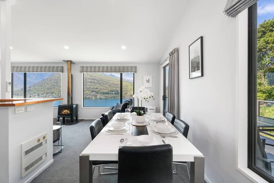The dining area  seats six people in comfort and style.

Perfect for hosting your family and friends.