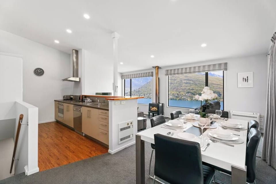 A beautiful open plan living space where the kitchen, lounge and dining area all flow together to enjoy the spectacular views of Lake Wakatipu and the Remarkables Mountain range.