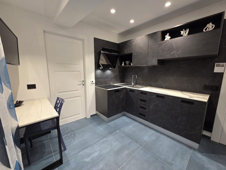 Luxury Suite, Sea View | Private kitchen