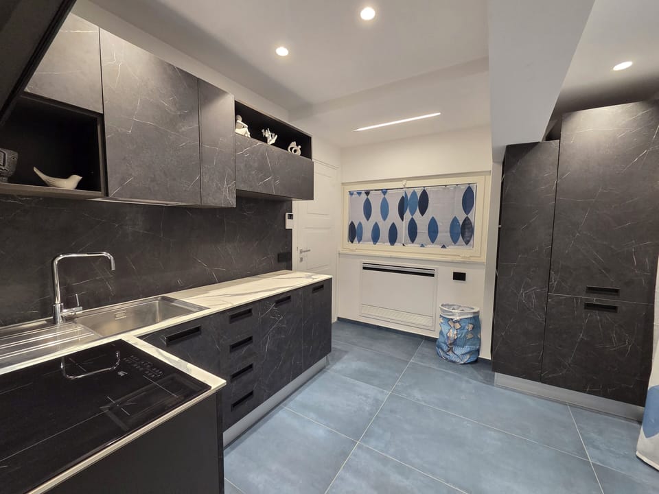 Luxury Suite, Sea View | Private kitchen