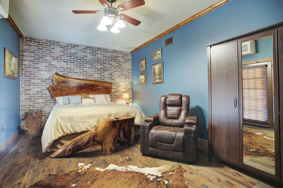 Premium Room, 1 King Bed | Desk, iron/ironing board, WiFi (free), bed sheets