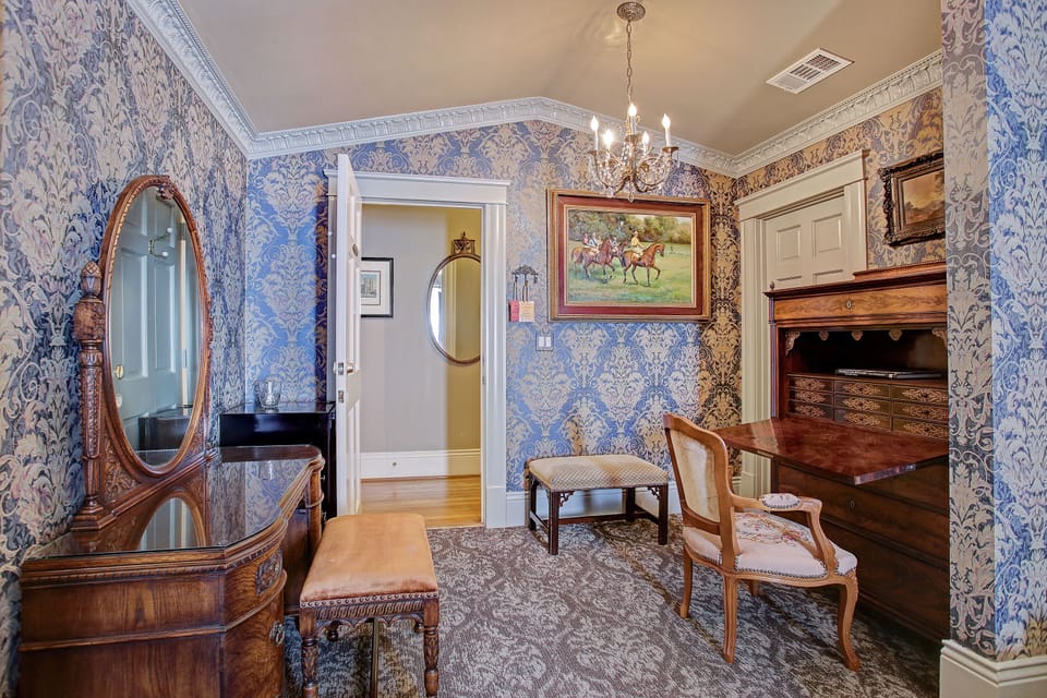 Premium Room, 1 Queen Bed | Desk, iron/ironing board, WiFi (free), bed sheets