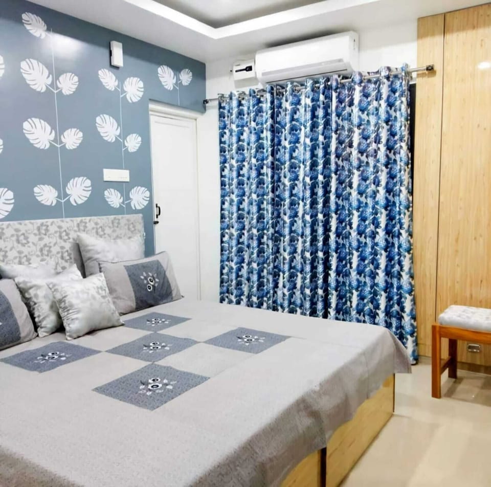 Deluxe Double Room, City View | Desk, laptop workspace, free WiFi