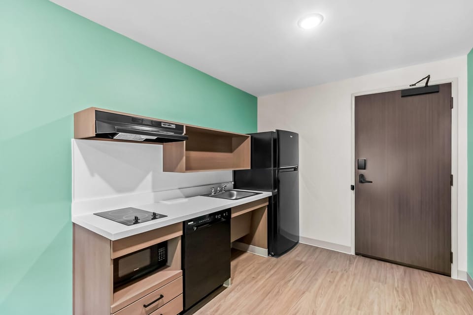 Room, 1 Queen Bed, Mobility Accessible, Non Smoking (Bathtub W/grab Bars) | Premium bedding, desk, blackout drapes, free WiFi