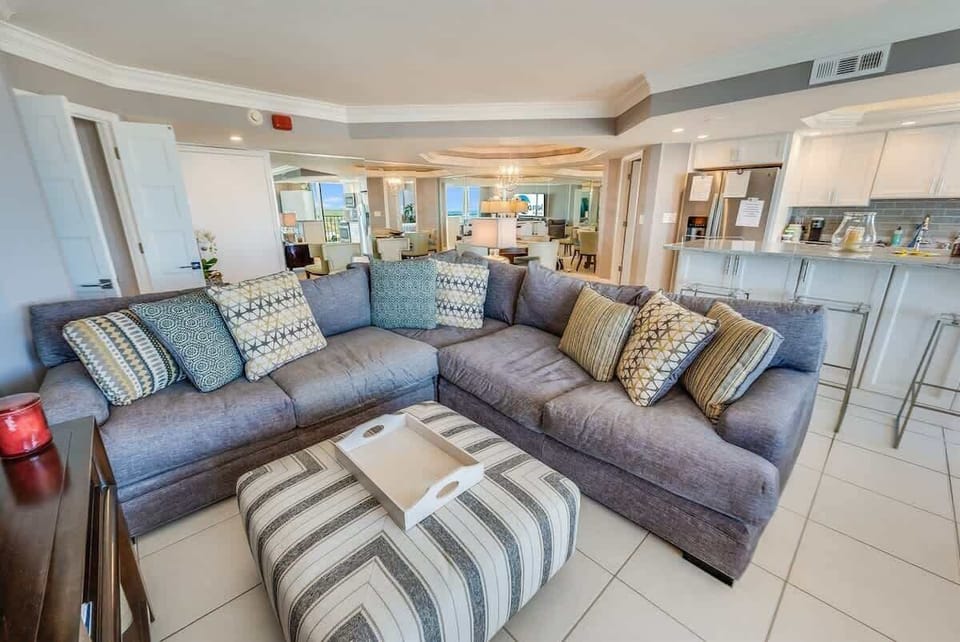 Amazing Living Room with Stunning Views☀️