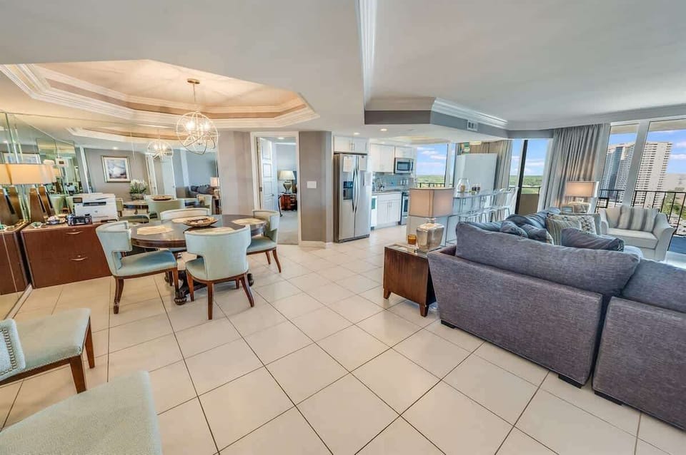 Amazing Living Room with Stunning Views☀️