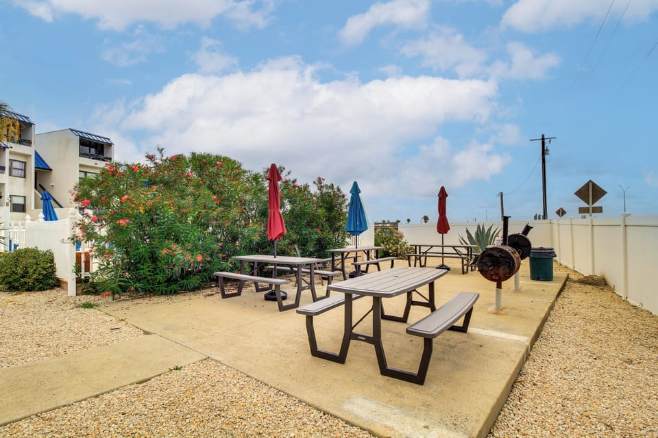 Community Amenities | Outdoor Pool & Hot Tub | Charcoal Grills