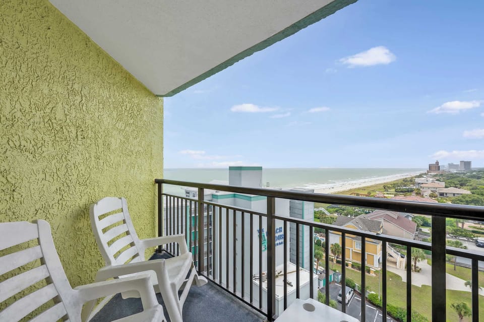 Ocean Breezes & Beautiful Views 🌴
