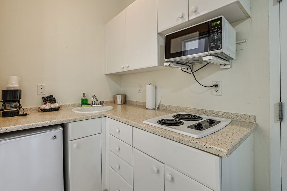 Kitchenette | Trash Bags & Paper Towels