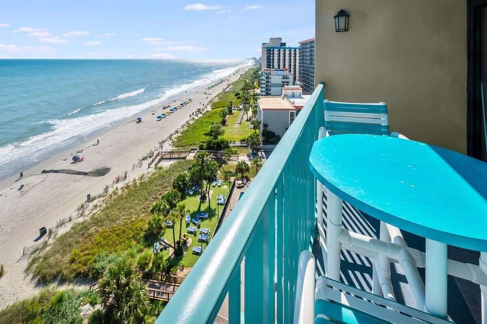 Balcony with Amazing Views of the Ocean☀️