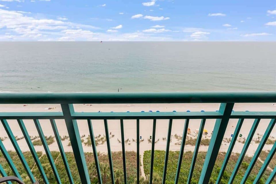 Balcony with Amazing Views of the Ocean☀️