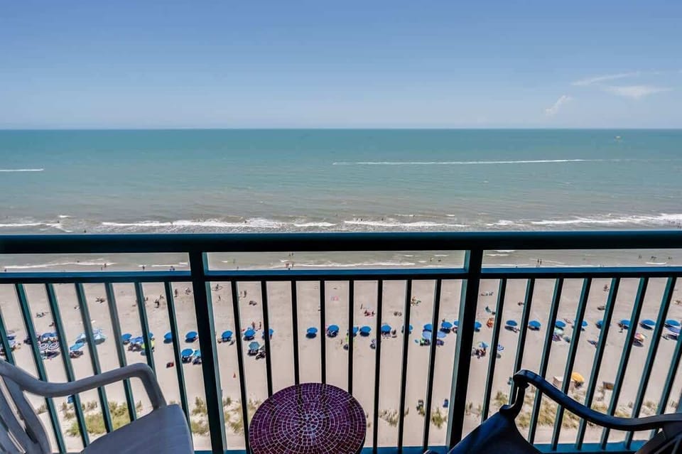 Balcony with Amazing Views of the Ocean☀️