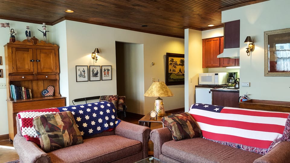 Room, 1 Queen Bed | Desk, iron/ironing board, cribs (free), rollaway beds (surcharge)