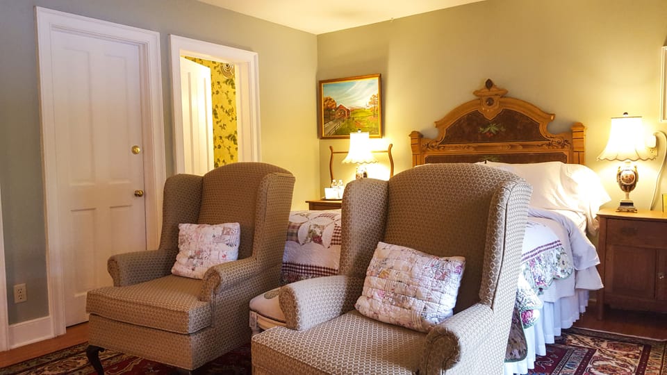 Room, 1 Queen Bed | Desk, iron/ironing board, cribs (free), rollaway beds (surcharge)