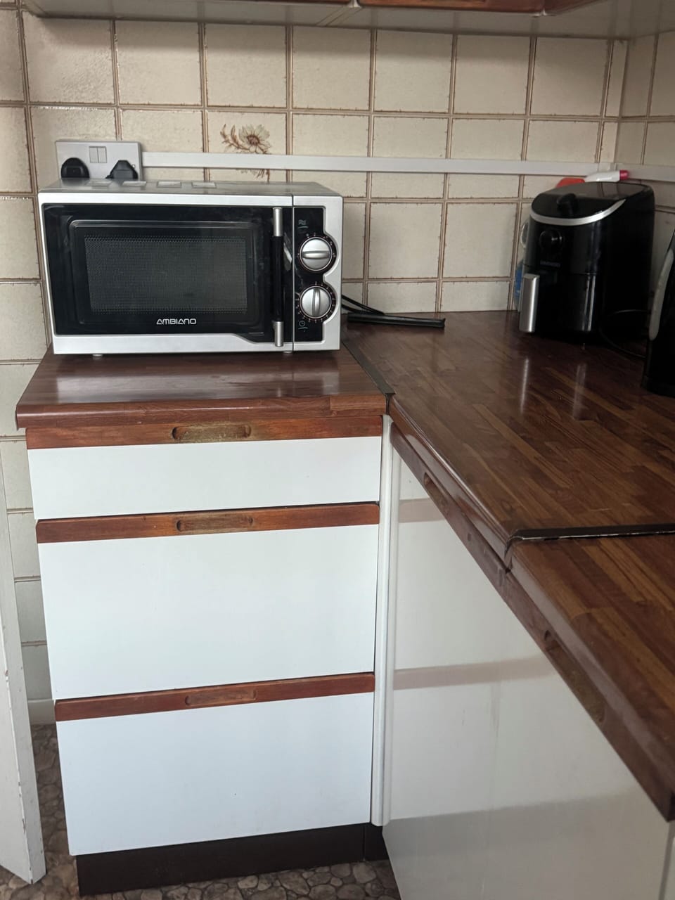 Standard Room, 3 Twin Beds (Shared) | Private kitchen | Fridge, microwave, electric kettle