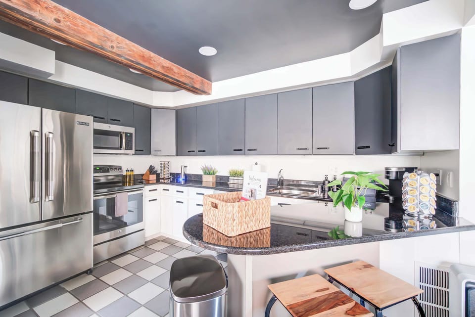 Modern, fully-equipped kitchen in a cozy Airbnb with stainless steel appliances, perfect for culinary enthusiasts looking to create memorable meals during their stay in the heart of the city. We have everything you need to cook your favorite meals.