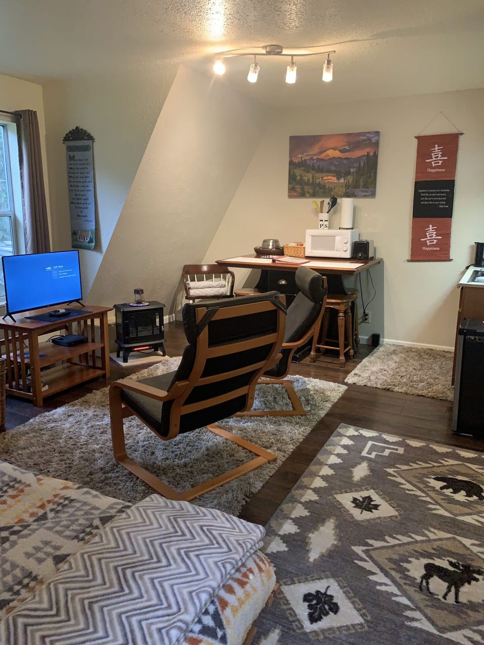Comfort Studio Suite, Multiple Beds, Kitchenette, Garden Area | Living area | TV