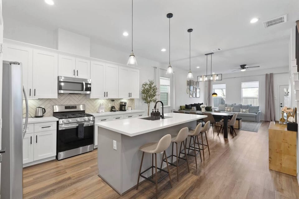 Kitchen: Sleek space with modern finishes, ideal for culinary delights and entertaining friends!