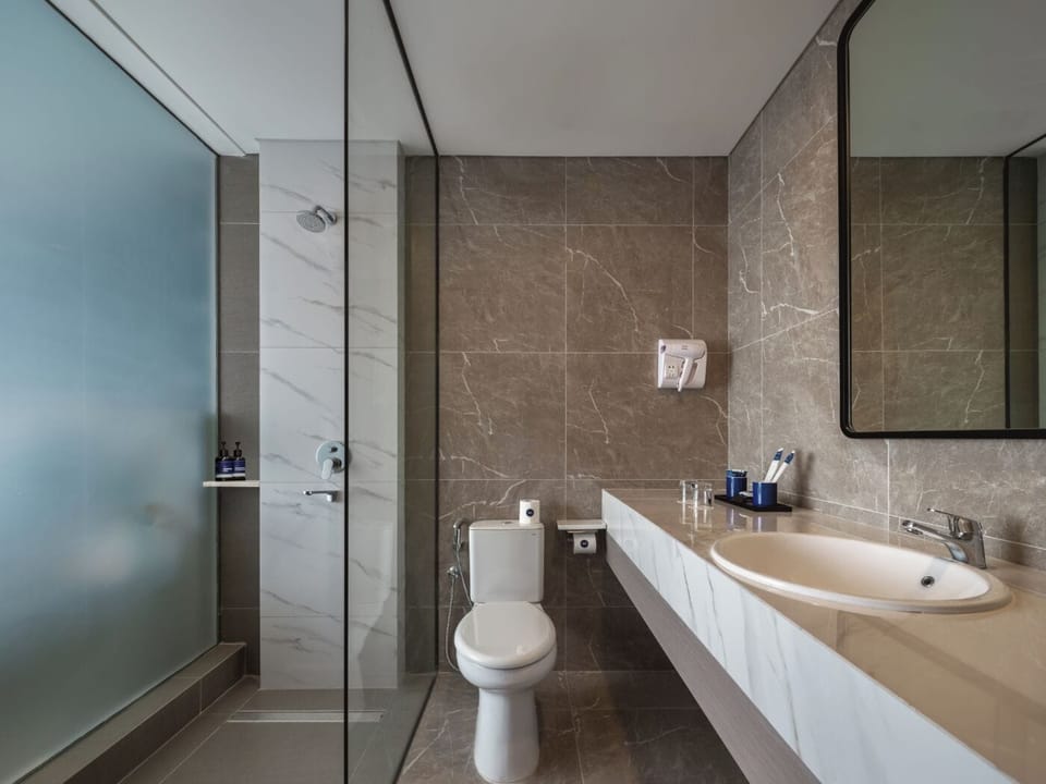 Premier Room | Bathroom | Shower, free toiletries, hair dryer, towels