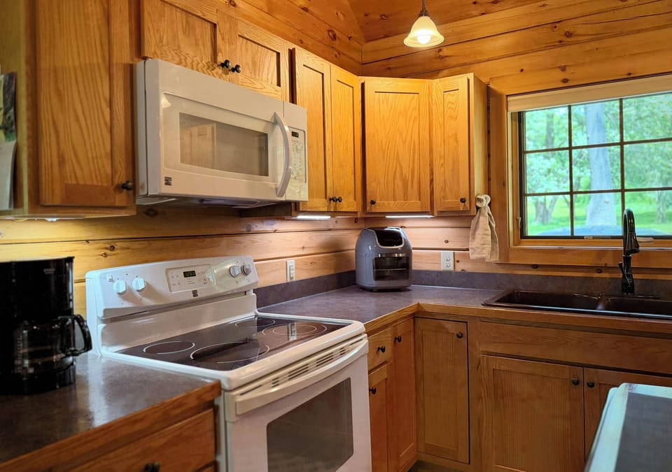 Kitchen amenities include stove, microwave, air fryer.
