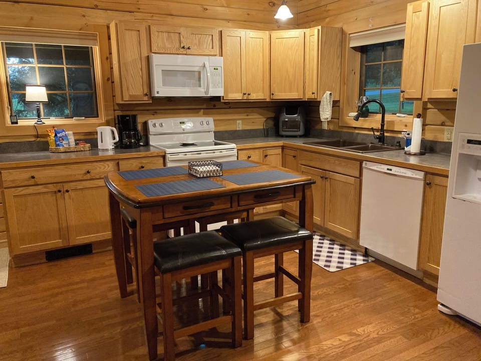 Kitchen - seating for 6 with two additional stools available
