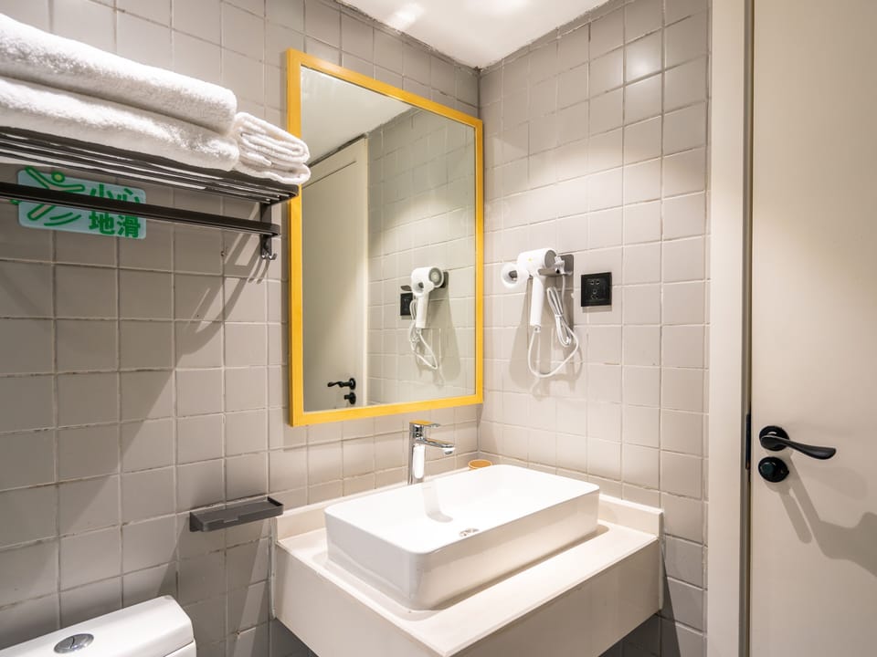 Comfort Double Room | Bathroom | Shower, hair dryer, shampoo, toilet paper