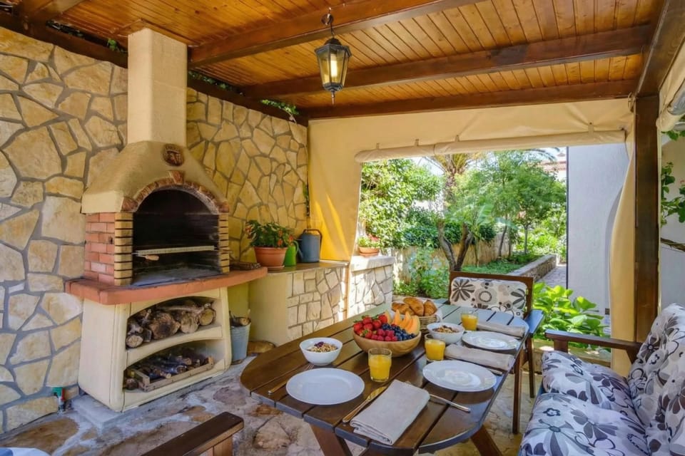 Outdoor kitchen