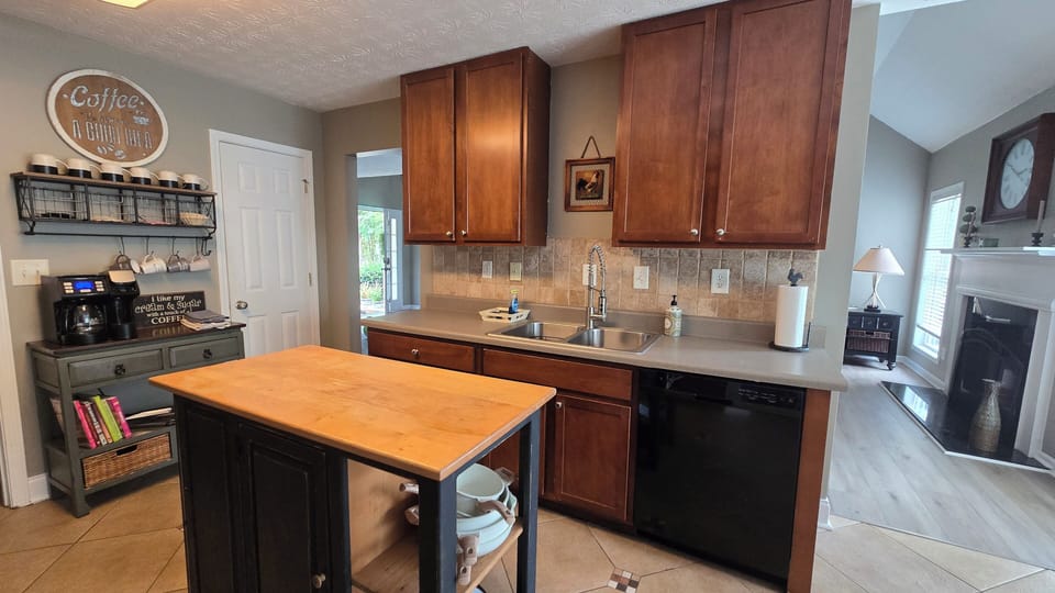 Full kitchen 