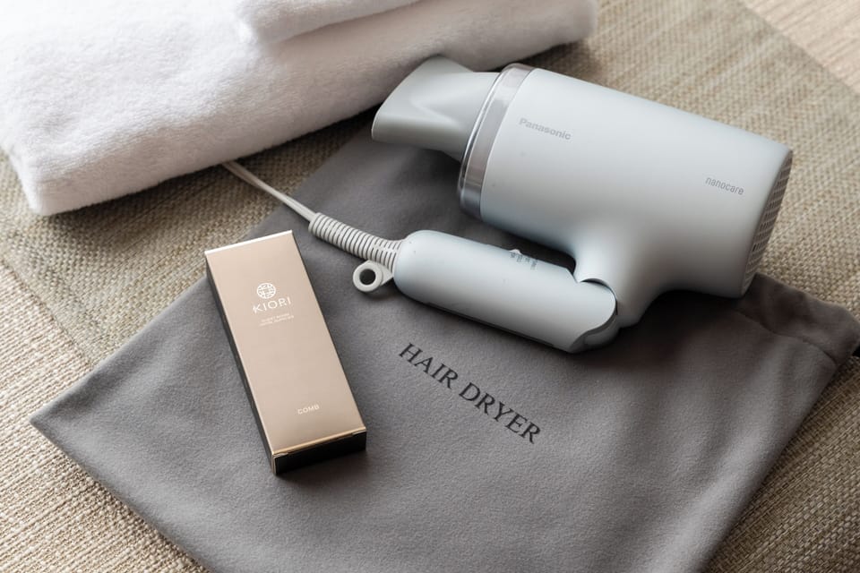 Shower, rainfall showerhead, free toiletries, hair dryer
