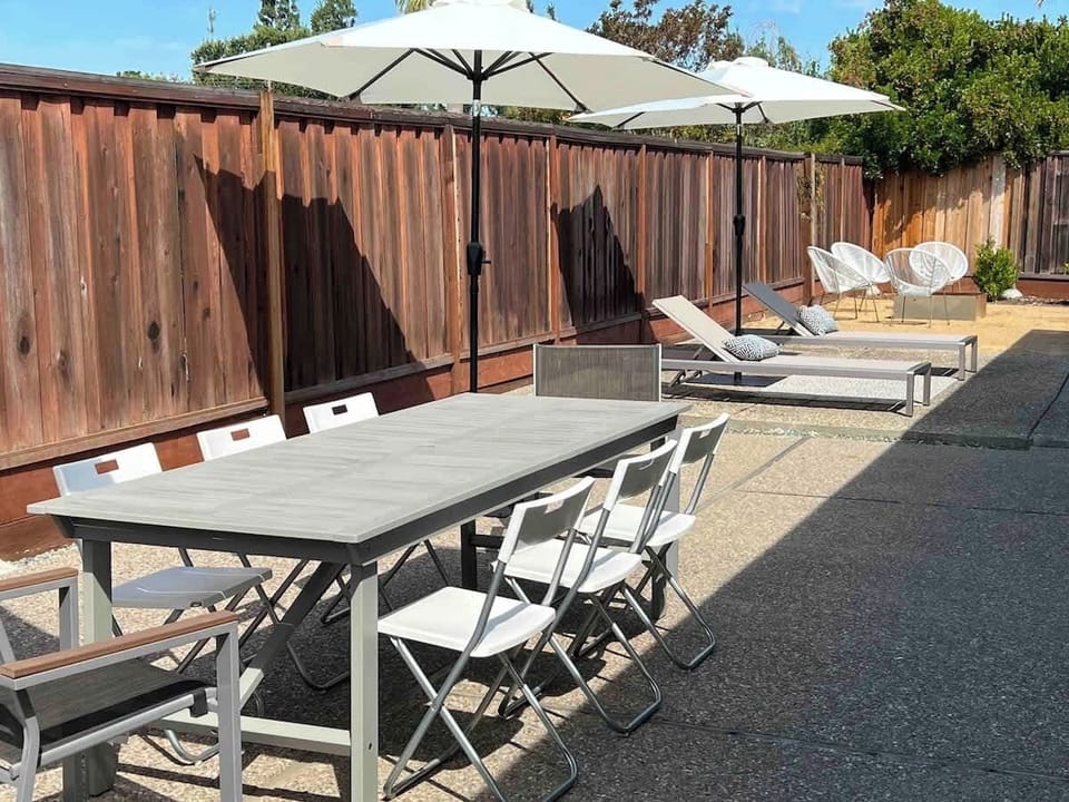Enjoy sunny afternoons with company!