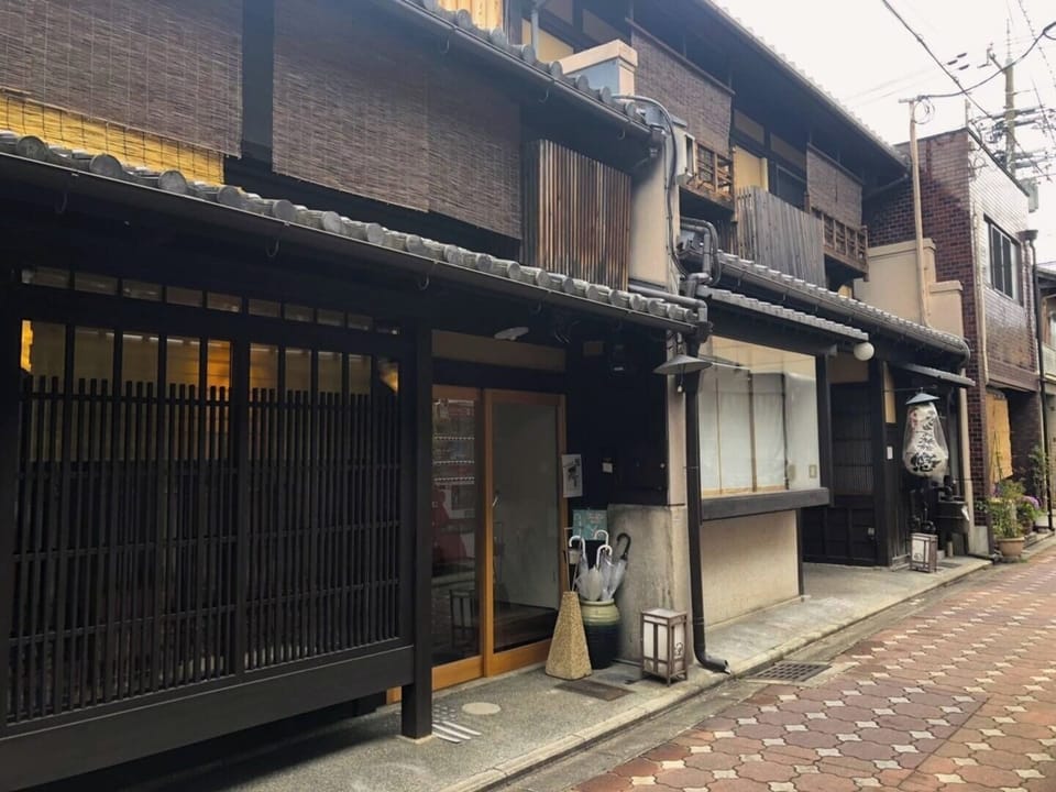 Exterior. Facing Rokujo-dori, which retains the atmosphere of the good old downtown area. Exterior of the building. Exterior of the building.