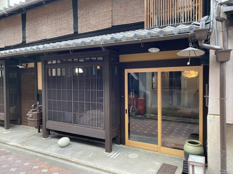 Exterior. Facing Rokujo-dori, which retains the atmosphere of the good old downtown area. Exterior of the building. Exterior of the building.
