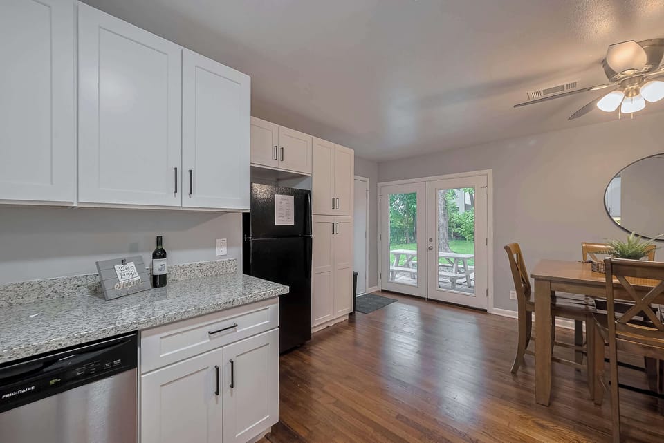 Dining Room: Bright and airy space with stylish decor and scenic outdoor views! Enjoy meals in style!