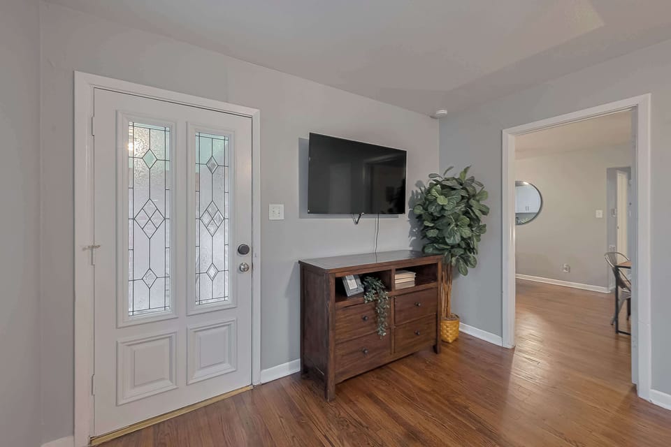 Entryway: Modern charm with stylish furniture and bright, welcoming vibes awaits your arrival.