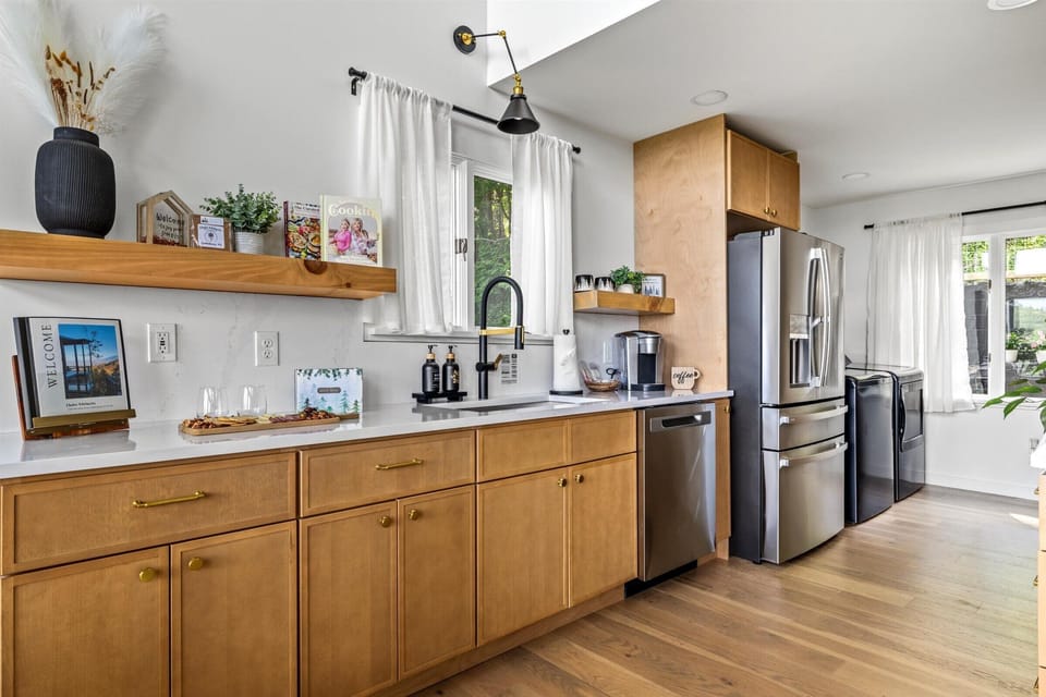 Fully stocked kitchen: Keurig & drip coffee pot, rice cooker, toaster, & more.