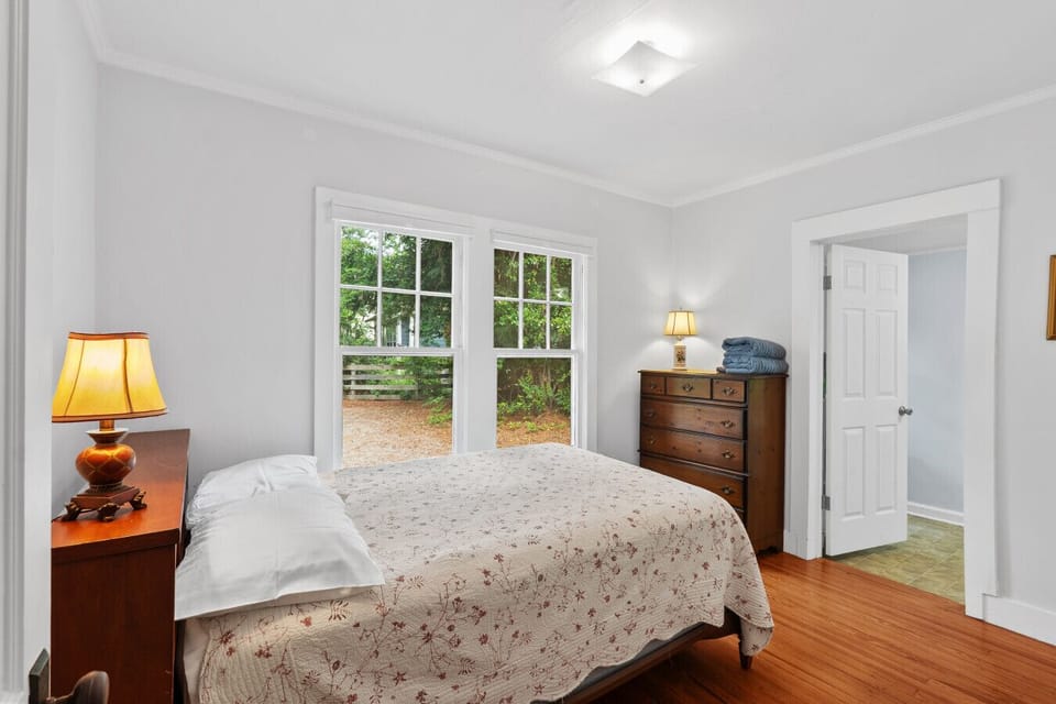 Second Bedroom: Full Bed