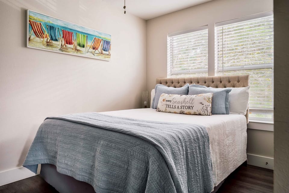 Carriage House-1st Floor-Bedroom 4: QUEEN bed, Smart TV, Access to Remodeled Hallway Bathroom with Walk in Shower (Sleeps 2)