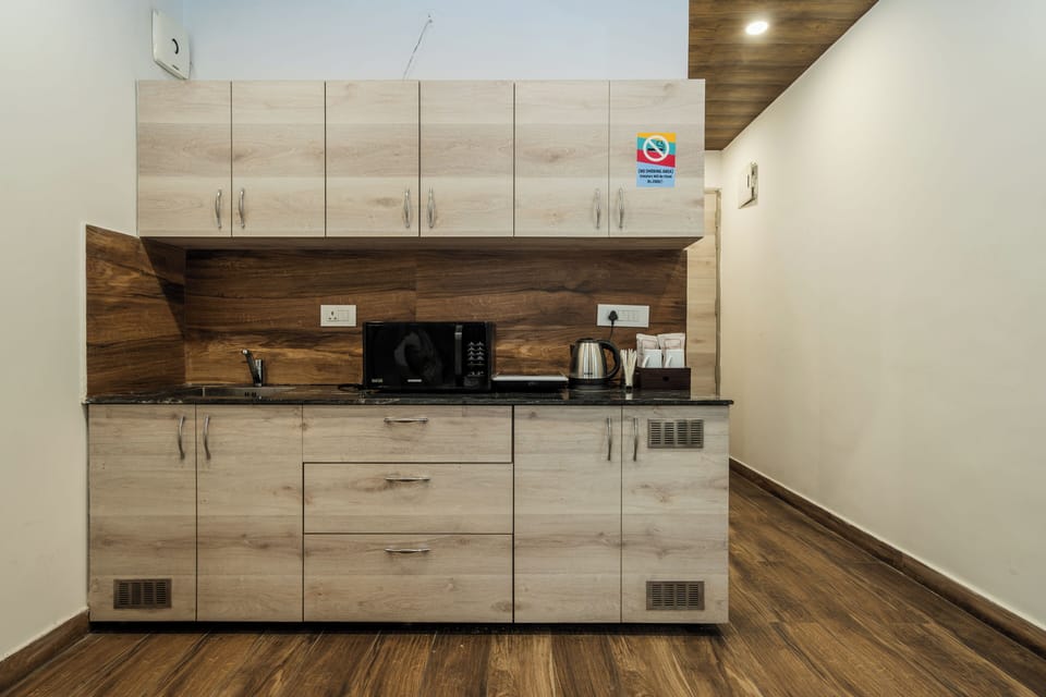 Family Room, Balcony, City View | Private kitchenette