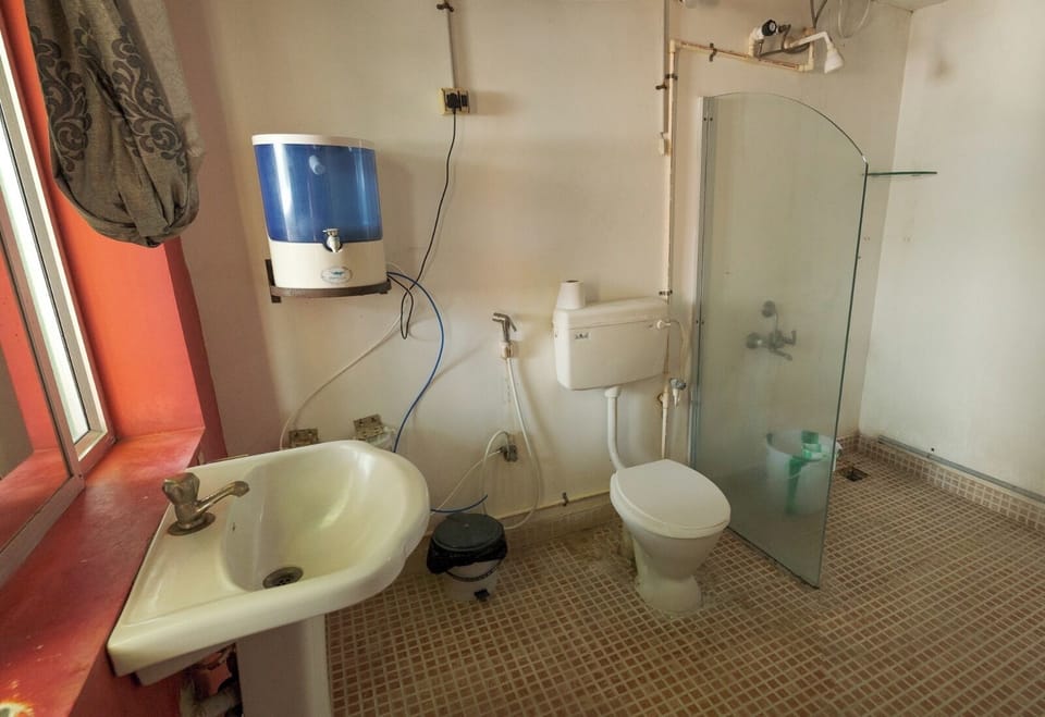 Combined shower/tub, towels, soap, shampoo