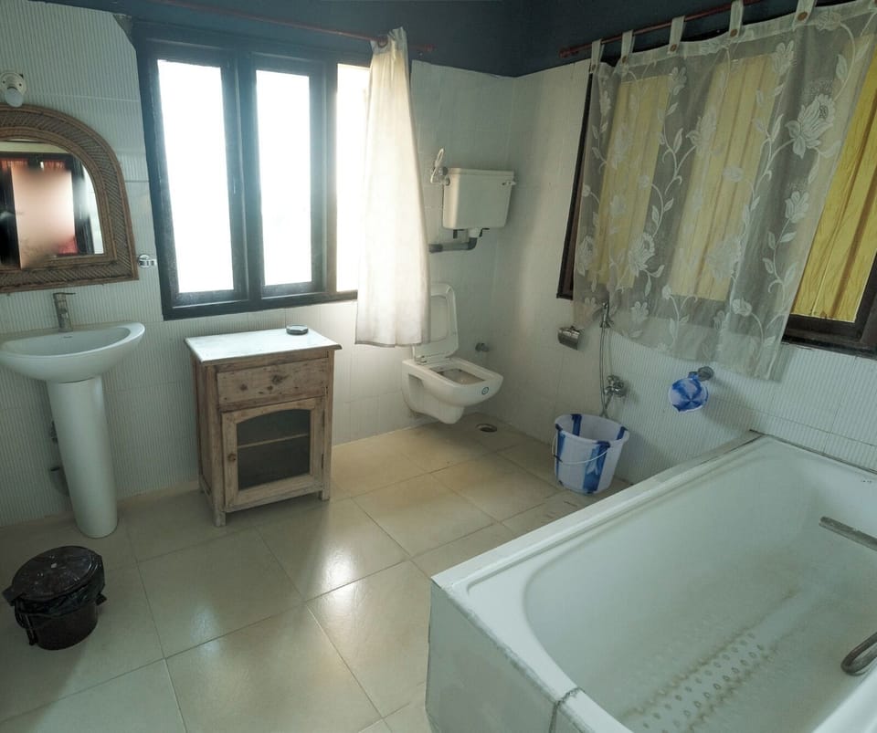 Suite, Balcony, Mountain View | Bathroom | Combined shower/tub, towels, soap, shampoo