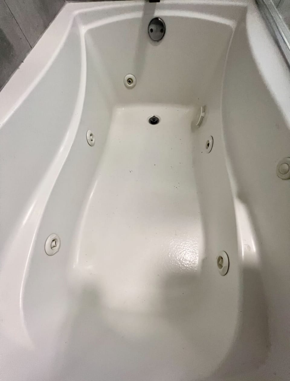 Jetted bathtub