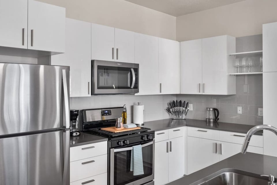 Fully stocked kitchen with all that you need. Pots, pans, bakeware, salt +pepper, and olive oil!!