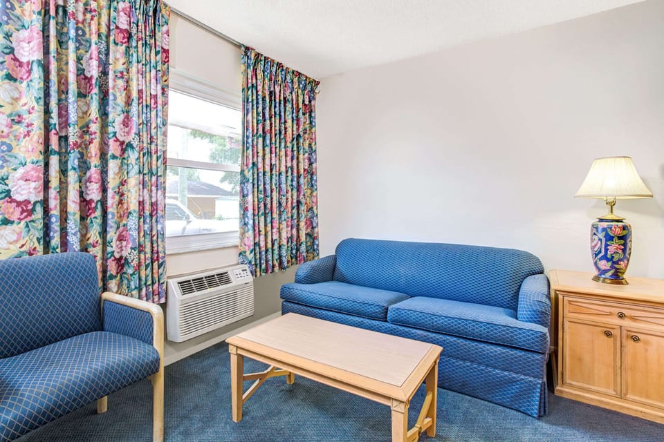 Room, 1 King Bed | Desk, iron/ironing board, WiFi (free)