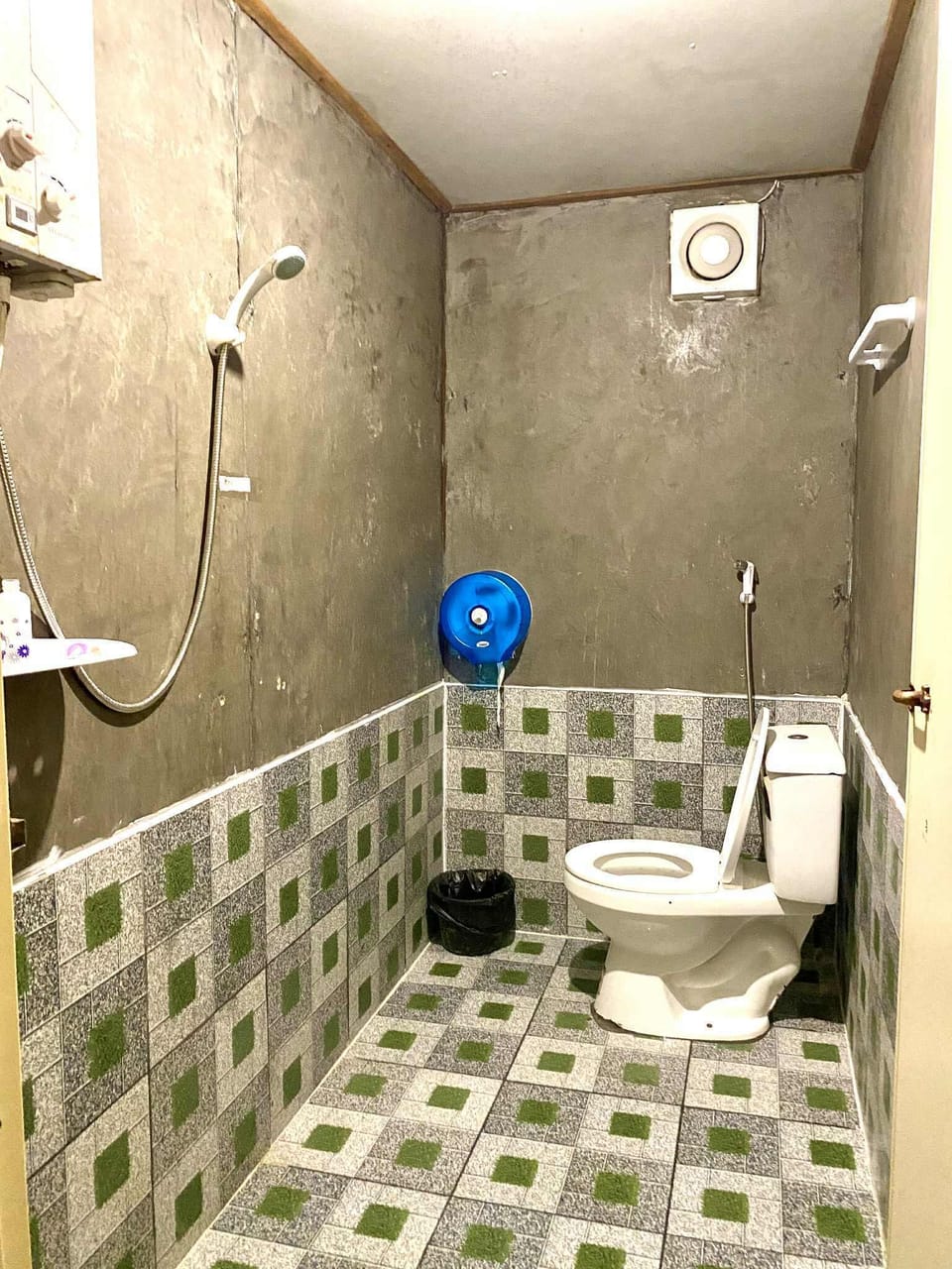 Shower, free toiletries, hair dryer, slippers